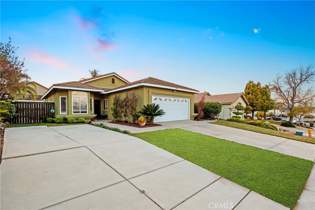 33411 Cam Piedra Rojo Temecula, CA 92592 - Photo 32 of 36 a front view of a house with a garden and yard