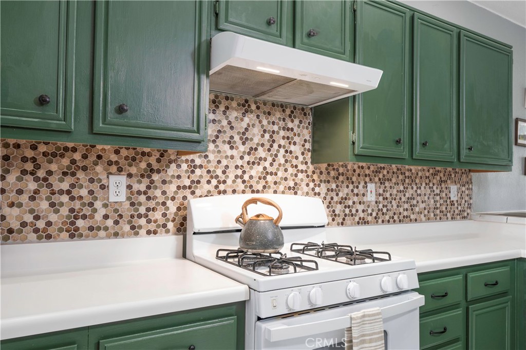 33411 Cam Piedra Rojo Temecula, CA 92592 - Photo 4 of 36 a kitchen with a stove and cabinets