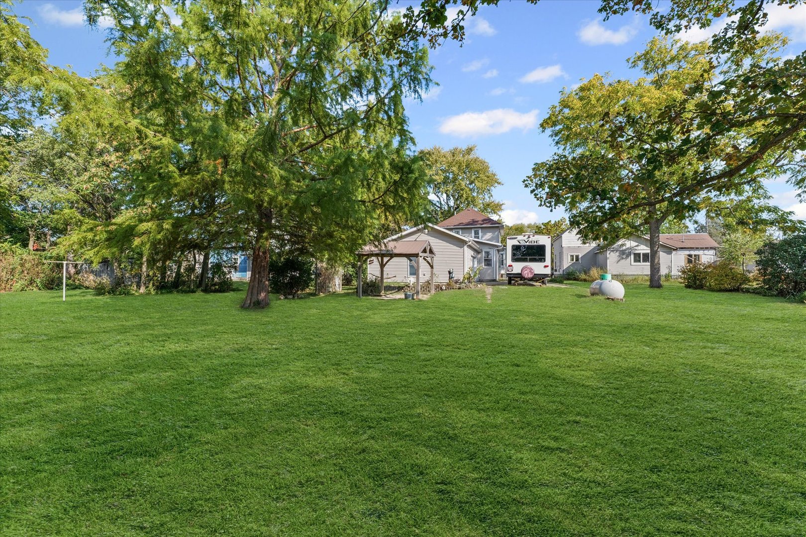 217 North Main Street Roberts, IL 60962 - Photo 32 of 36 a view of house that has garden