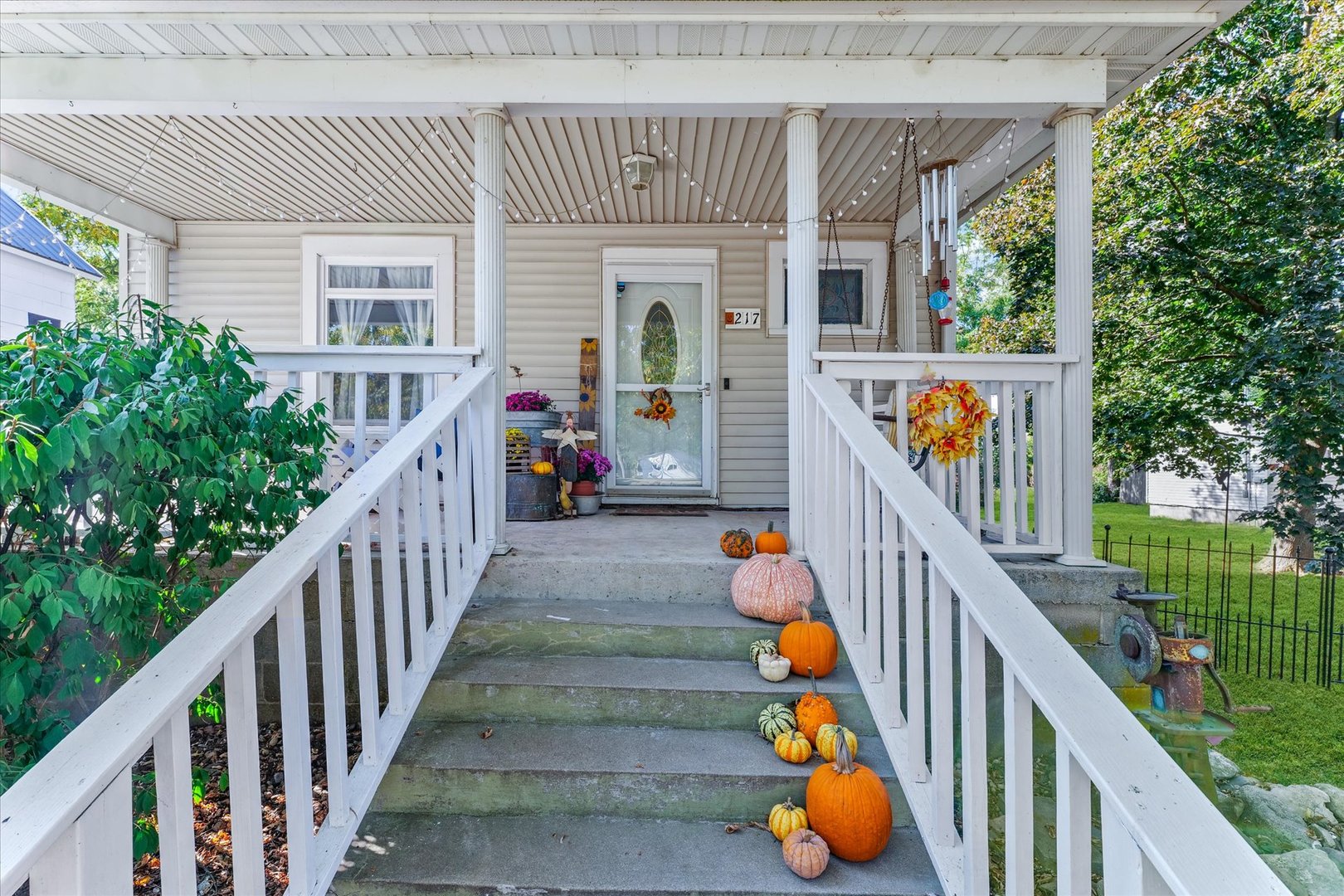 217 North Main Street Roberts, IL 60962 - Photo 5 of 36 an outdoor view of garden