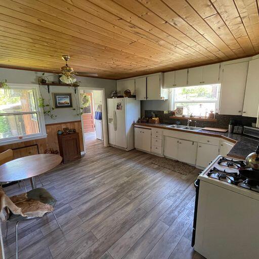 435 Cathey Ranch Road Miranda, CA 95553 - Photo 16 of 41