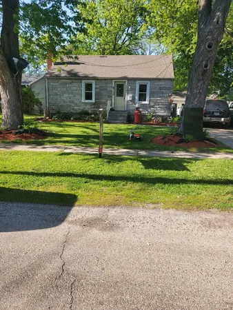 $185,000 | 327 Burbank Avenue, Woodstock, IL 60098