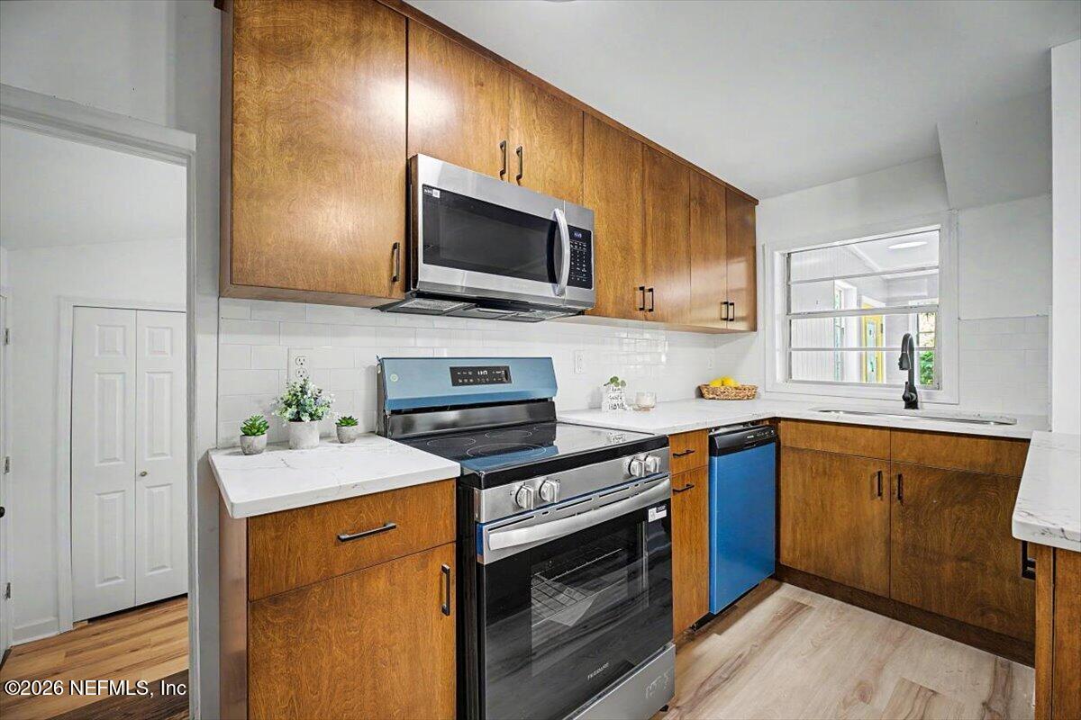 2520 Larsen Road Jacksonville, FL 32207 - Photo 13 of 27 a kitchen with a sink stove and microwave