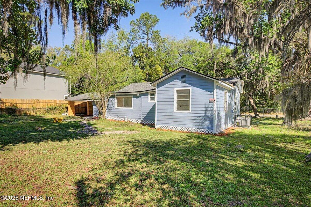 2520 Larsen Road Jacksonville, FL 32207 - Photo 25 of 27 a view of a yard in front of house