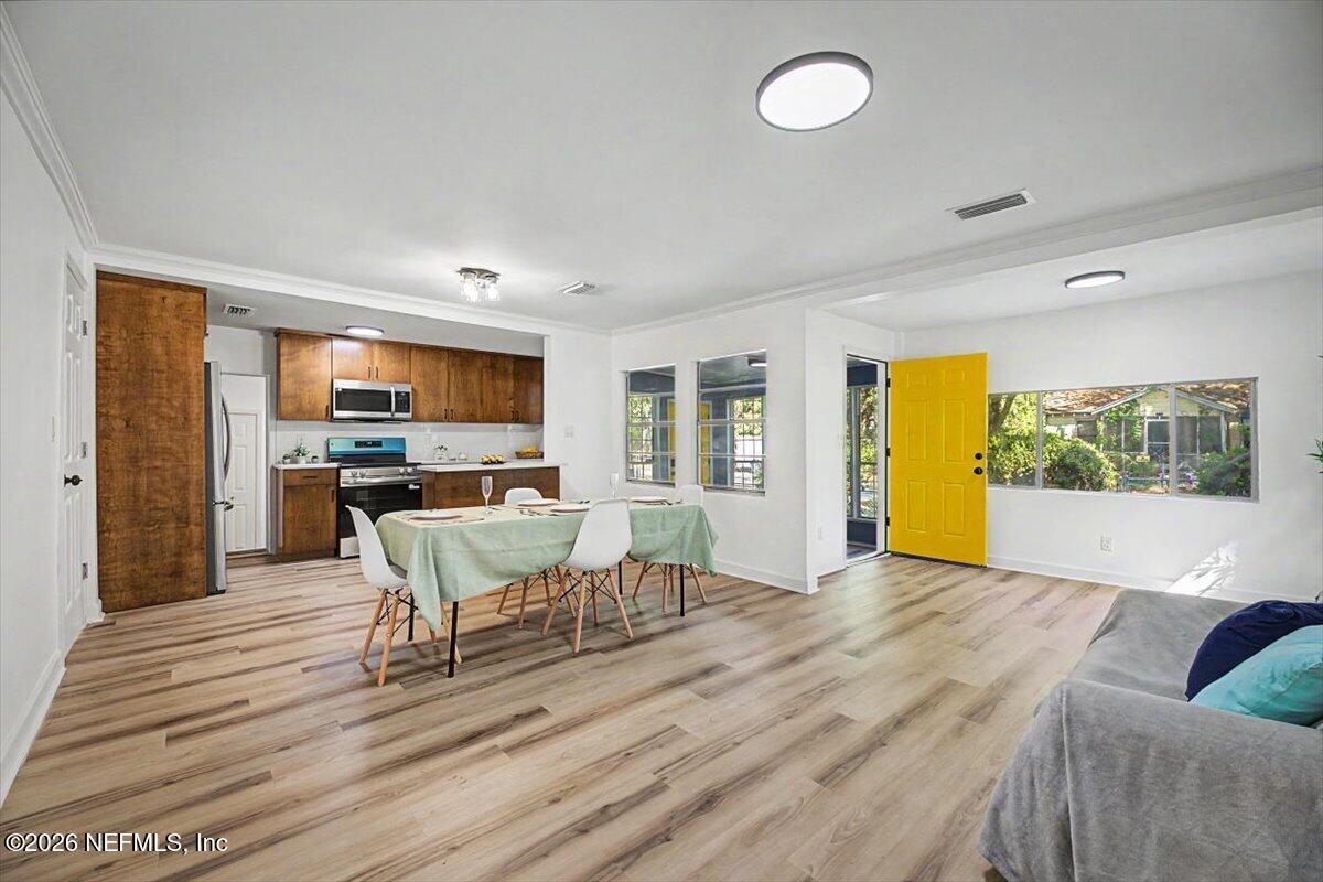 2520 Larsen Road Jacksonville, FL 32207 - Photo 9 of 27 a living room with furniture and a open kitchen view
