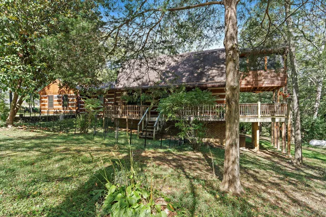 a view of yard with green space