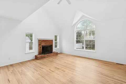 $2,850,000 | 97 Spring Close Highway, East Hampton, NY 11937