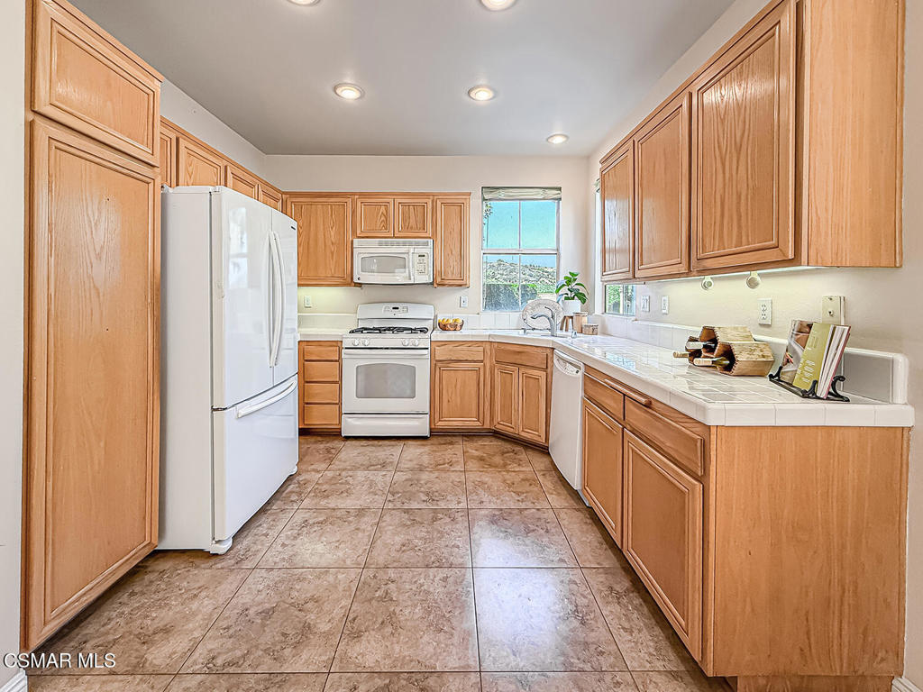 4030 Villamonte Court Camarillo, CA 93010 - Photo 12 of 42 a kitchen with a sink stove and refrigerator