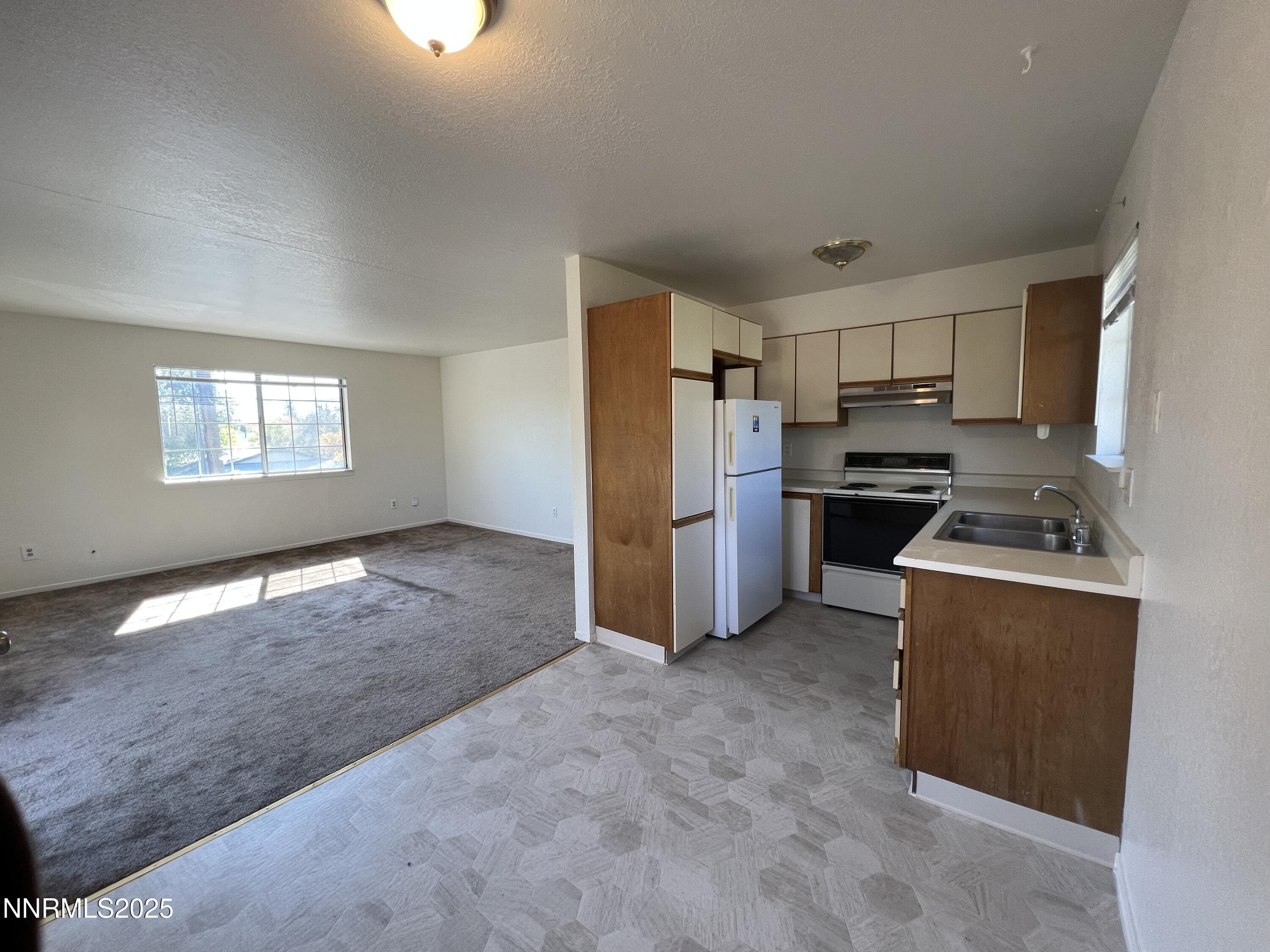 524 Cheney Street, Unit B Reno, NV 89502 - Photo 4 of 13 2023-10-19 13.45.10
