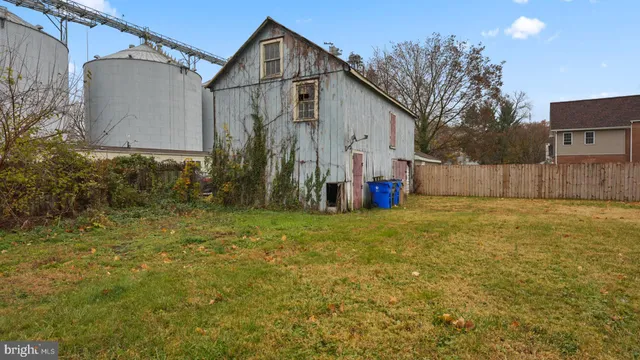 a view of back yard of the house