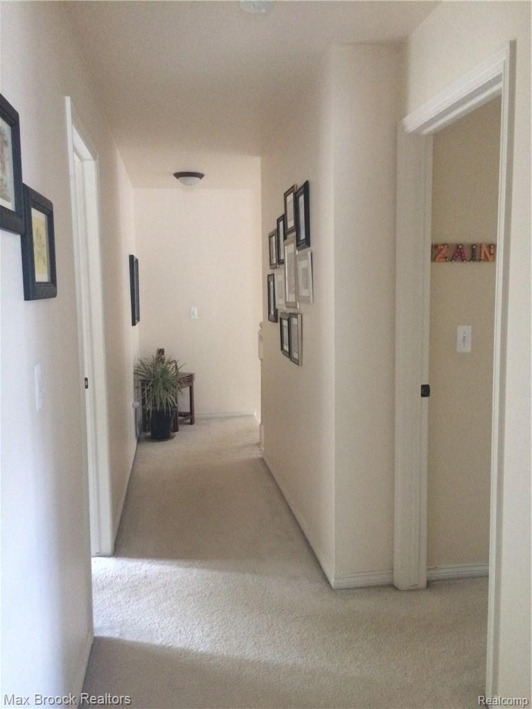 30 Ridge Field Court Oxford, MI 48371 - Photo 23 of 45 Upstairs corridor