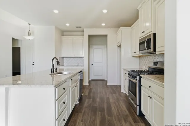 $635,000 | 189 Private Road 1732, Mico, TX 78056