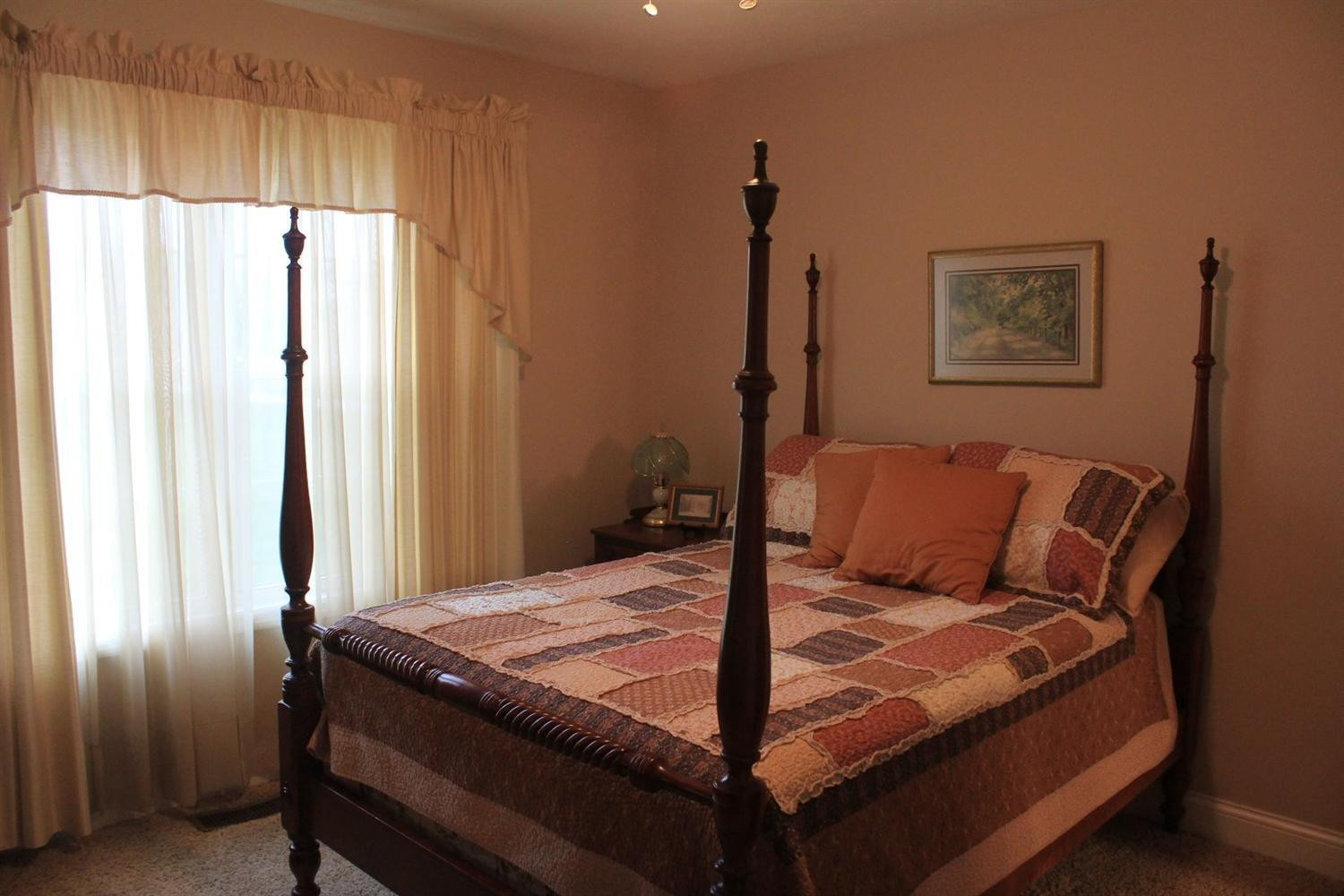 2955 Shadrick Ferry Road Frankfort, KY 40601 - Photo 13 of 49 Spacious guest room or office.