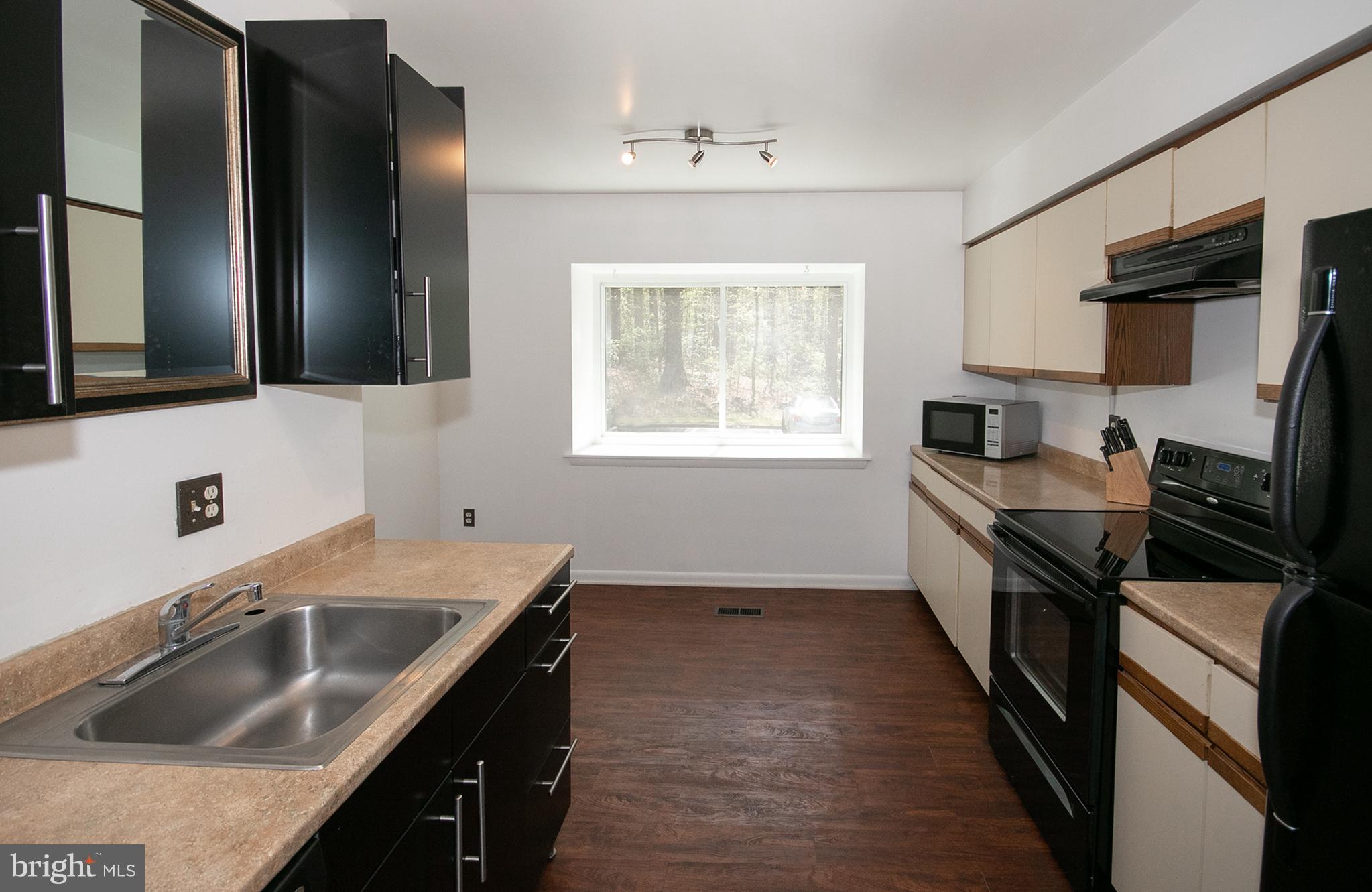 11742 Decade Court Reston, VA 20191 - Photo 3 of 30 Kitchen