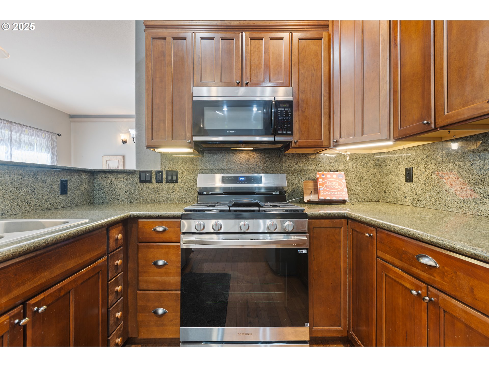 1548 Northeast Rocky Ridge Drive Roseburg, OR 97470 - Photo 14 of 42