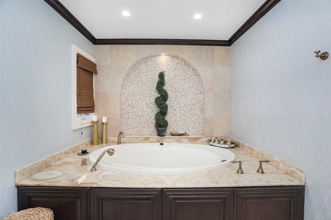 44 South Deeplands Road Grosse Pointe, MI 48236 - Photo 25 of 41 Large jetted tub for you to relax.