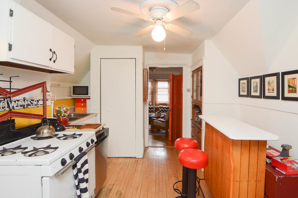 1721 West Nelson Street, Unit CH3 Chicago, IL 60657 - Photo 4 of 20 a hallway with a dining table and a chandelier