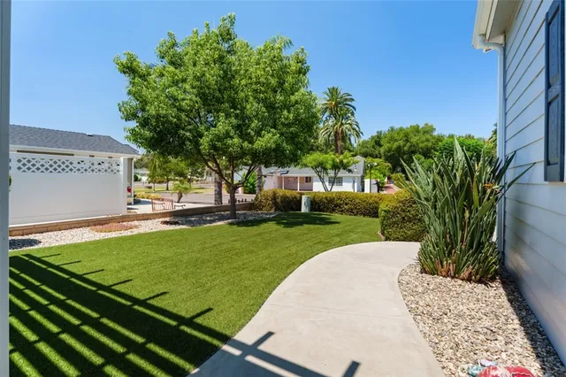 a view of a back yard