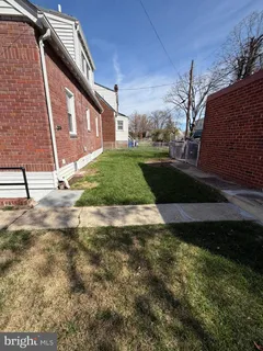 a view of backyard of the house