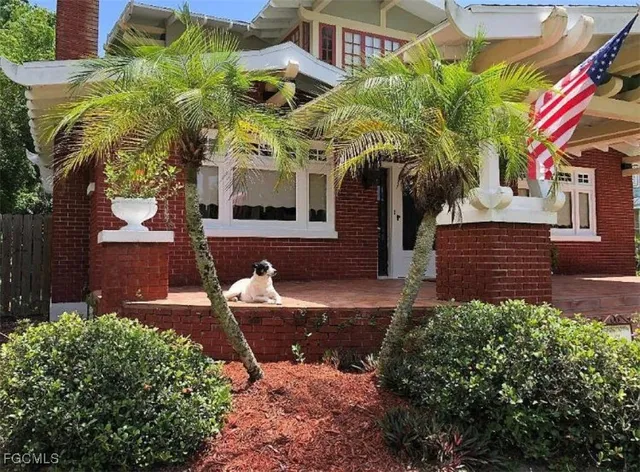 a view of a house with a yard