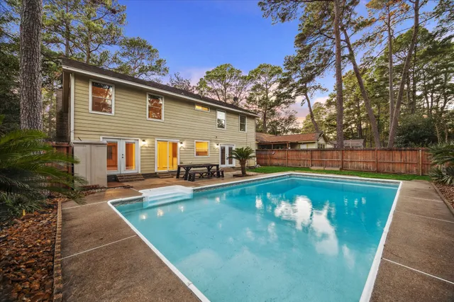 $400,000 | 6 Fairmeade Bend Drive, The Woodlands, TX 77381