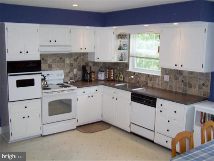 633 Meadowlark Road Audubon, PA 19403 - Photo 2 of 17 Kitchen