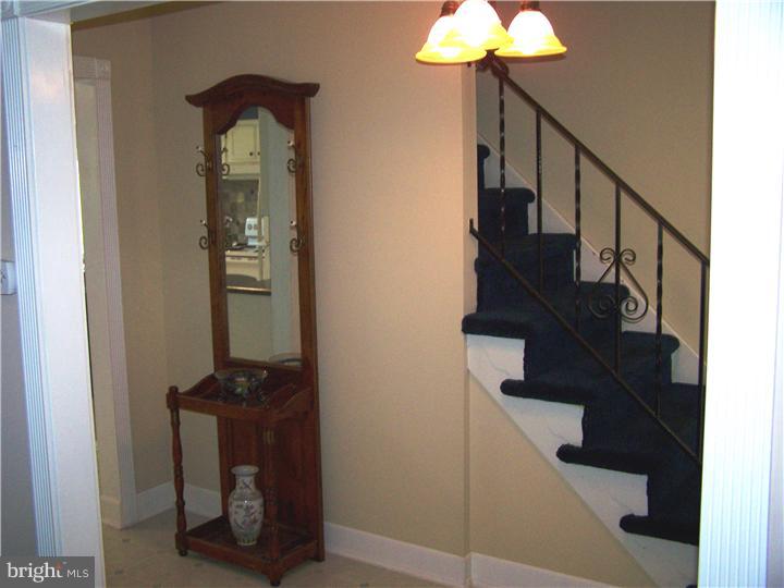 633 Meadowlark Road Audubon, PA 19403 - Photo 3 of 17 Hallway