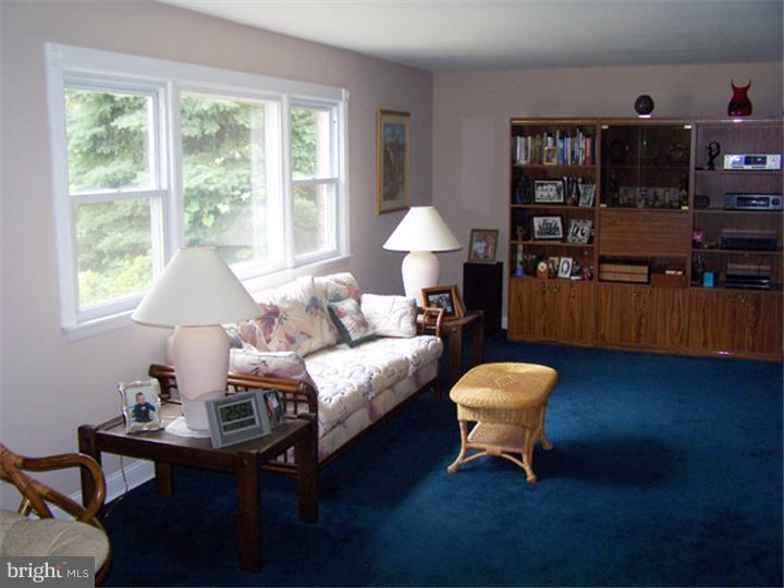 633 Meadowlark Road Audubon, PA 19403 - Photo 5 of 17 Living Room