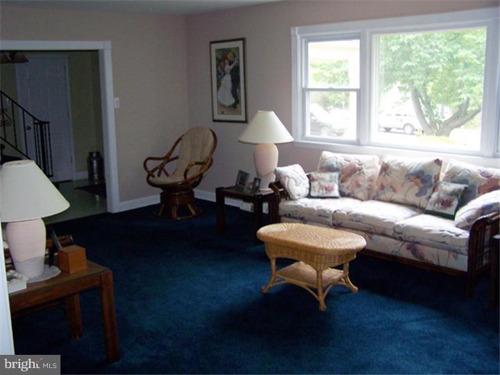 633 Meadowlark Road Audubon, PA 19403 - Photo 6 of 17 Living Room