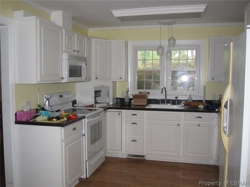 8237 Little England Road Hayes, VA 23072 - Photo 8 of 15 Updated Kitchen