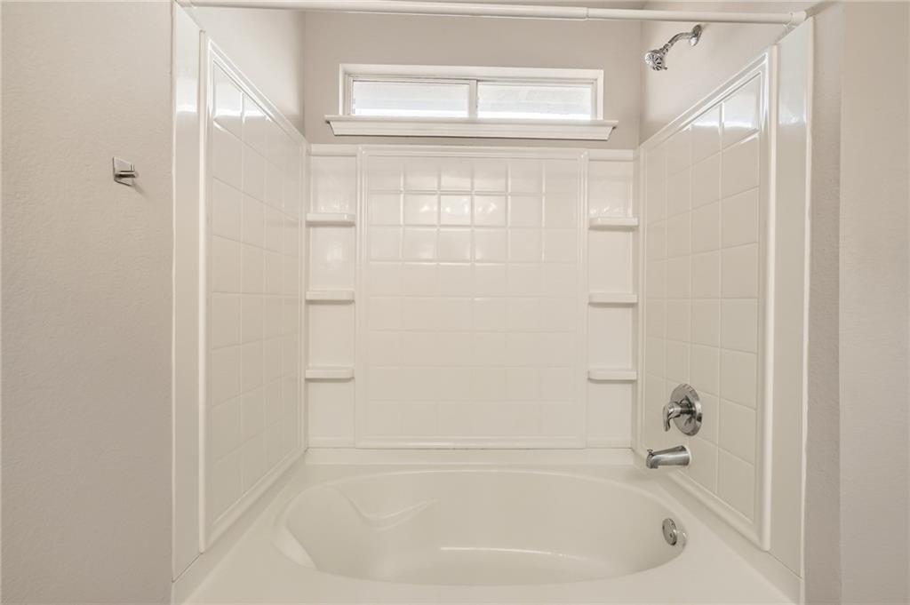 612 Copper Court Jarrell, TX 76537 - Photo 18 of 27 a bathroom with a bathtub