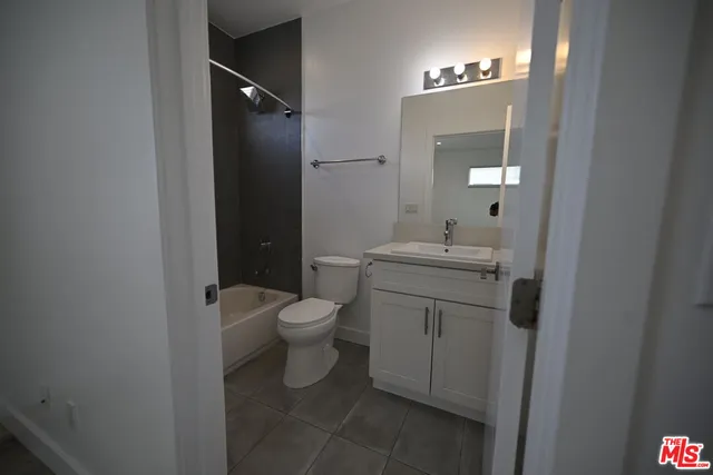 $3,688 | 644 North Manhattan Place, Unit 642, Los Angeles, CA 90004