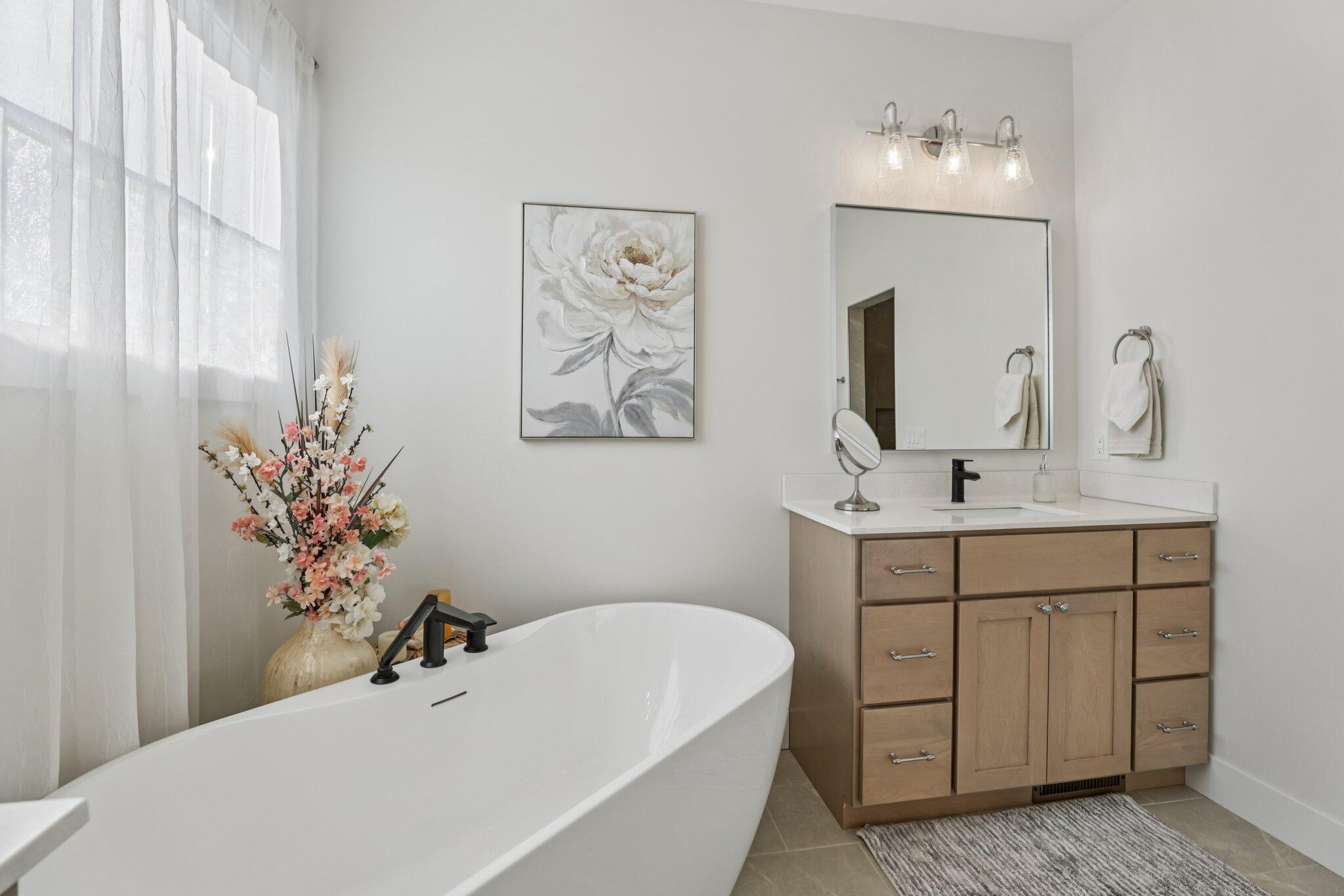 6682 Morning Dew Lane Windsor, WI 53590 - Photo 29 of 61 Primary Bath w/ Tub