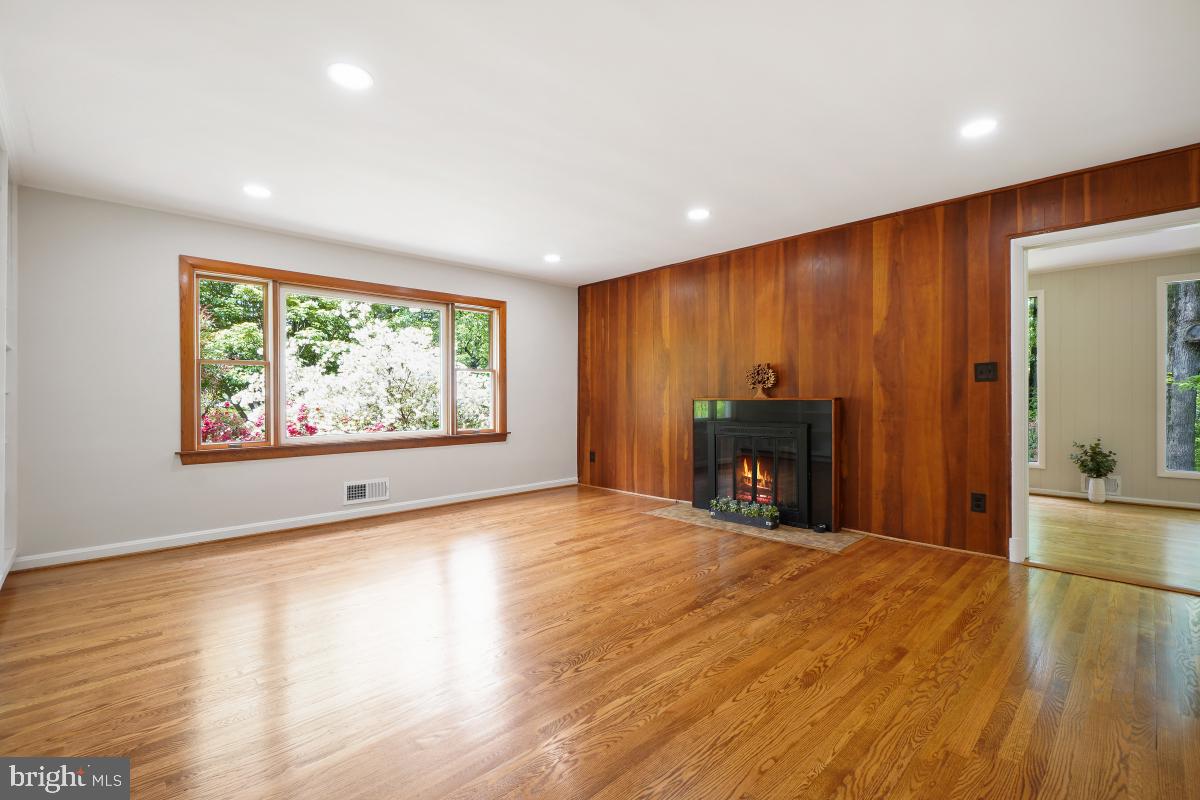 1912 Norvale Road Silver Spring, MD 20906 - Photo 3 of 33 Living Room