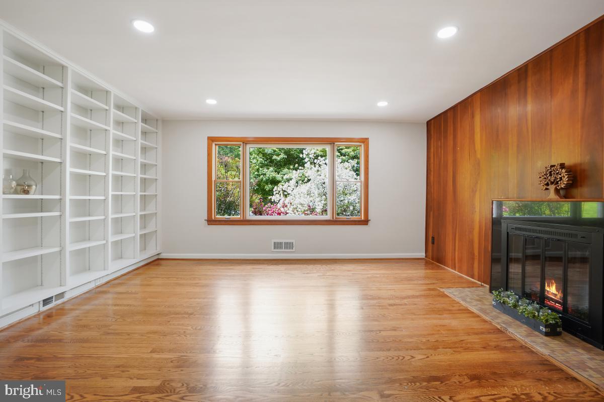 1912 Norvale Road Silver Spring, MD 20906 - Photo 4 of 33 Living Room with Built Ins