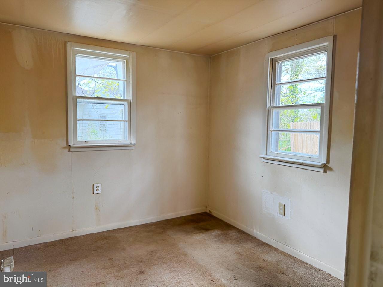 465 Berkley Road Mantua, NJ 08051 - Photo 4 of 12 an empty room with a window