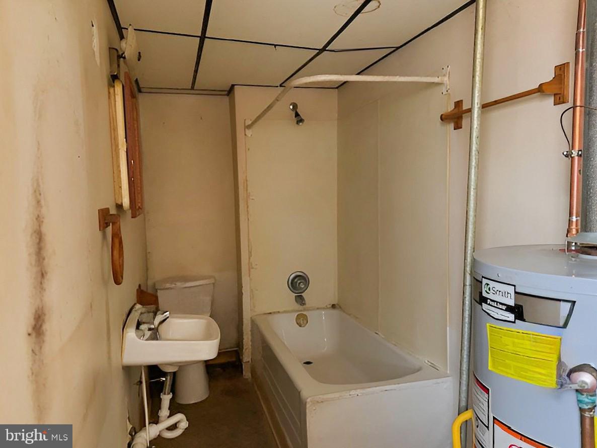 465 Berkley Road Mantua, NJ 08051 - Photo 8 of 12 a bathroom with a sink and a bathtub