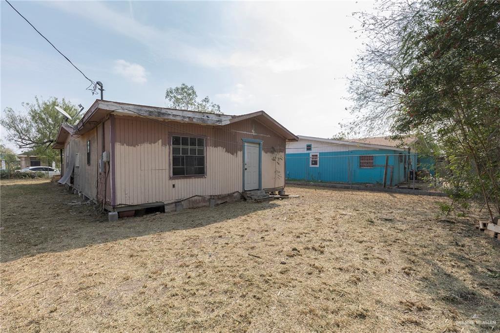 7516 South Naranja Lane Pharr, TX 78577 - Photo 5 of 11 a house with a outdoor space