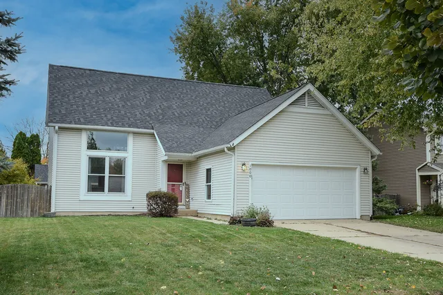 a view of a house with backyard