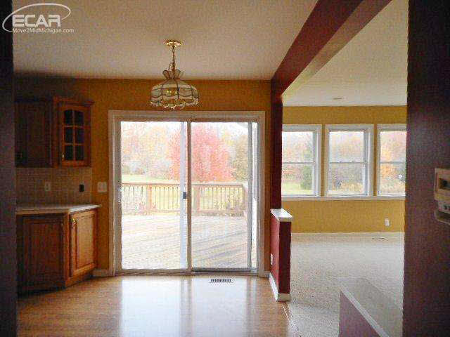 4137 East Carpenter Road Flint, MI 48506 - Photo 7 of 26 20452965-6.JPG
