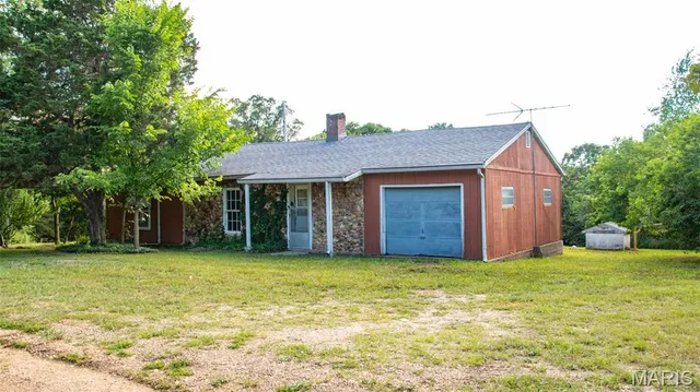 $578,400 | 38925 Stonepiler Avenue, Edwards, MO 65326