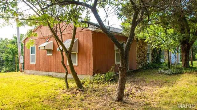 $578,400 | 38925 Stonepiler Avenue, Edwards, MO 65326