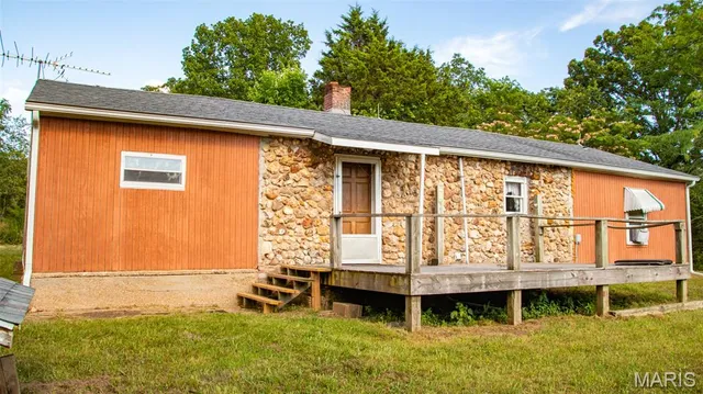 $578,400 | 38925 Stonepiler Avenue, Edwards, MO 65326