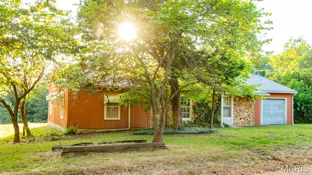 $578,400 | 38925 Stonepiler Avenue, Edwards, MO 65326