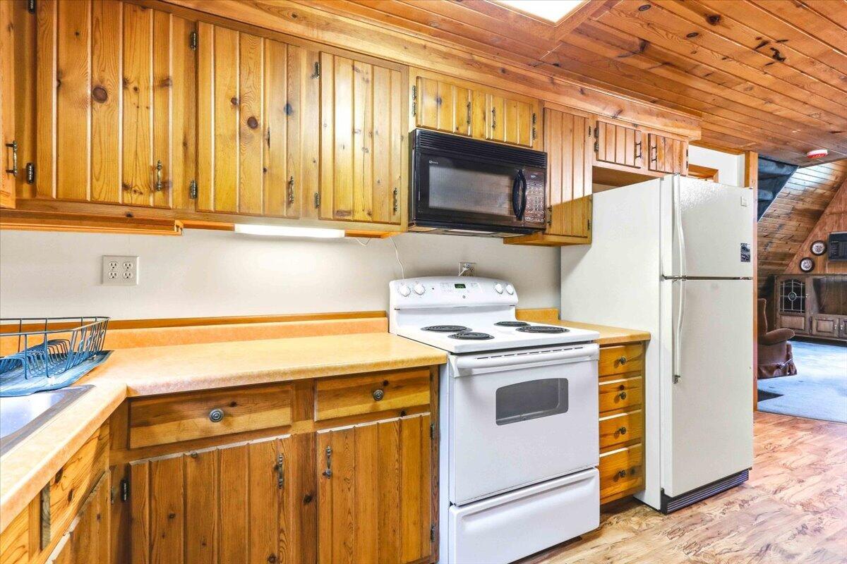 N9261 Perkins Road Farmington, WI 54644 - Photo 21 of 70 Kitchen