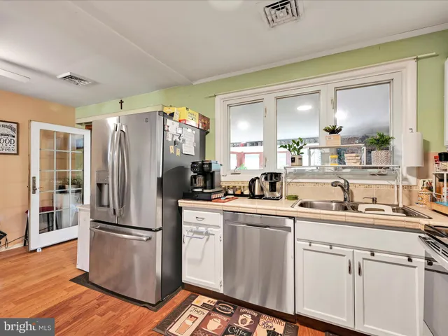 a view of a livingroom with furniture
