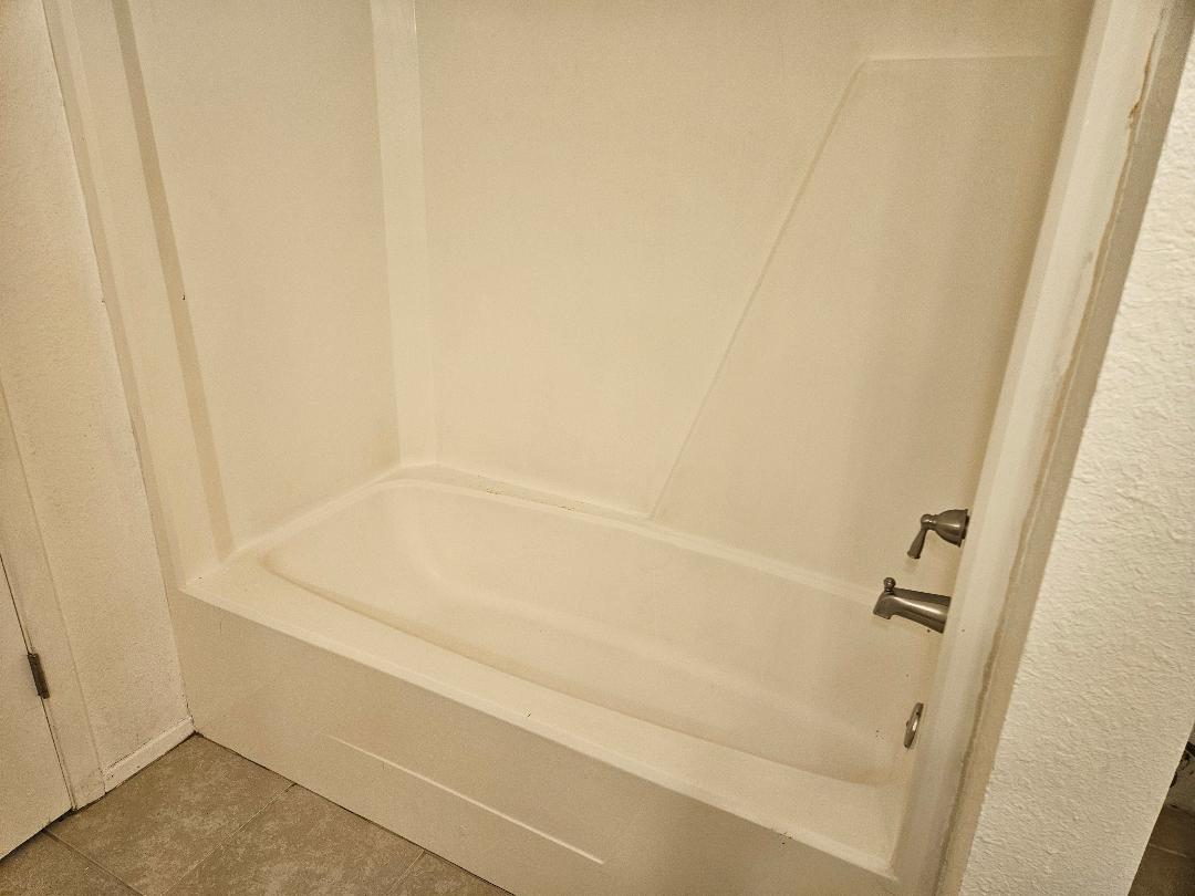 410 East 9th Street, Unit C Elgin, TX 78621 - Photo 9 of 11 Tub in the bathroom