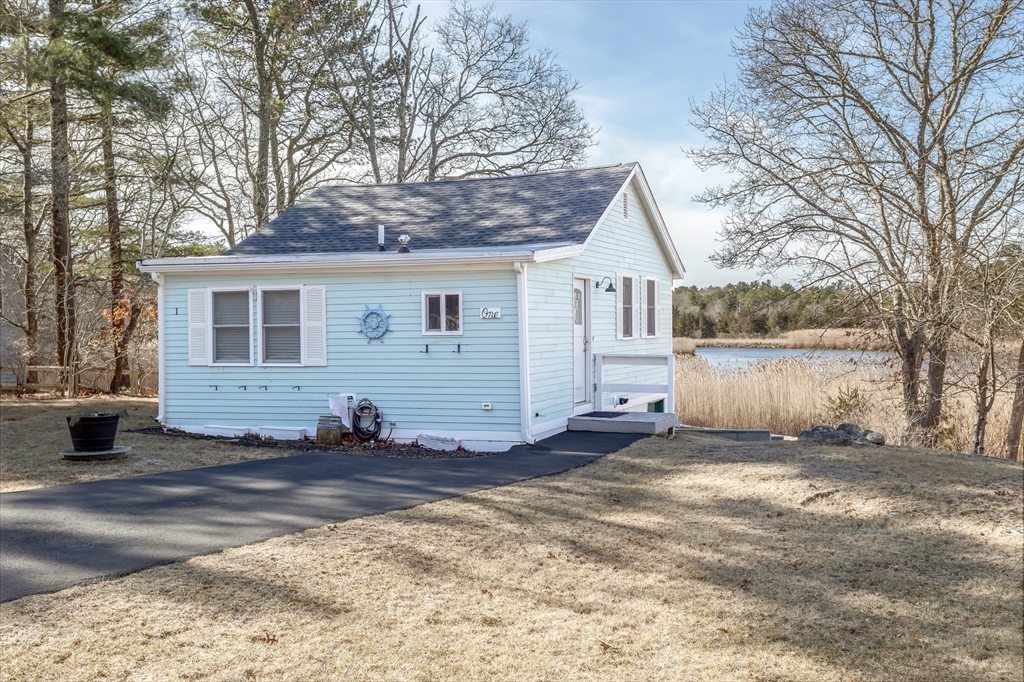 a view of a house with a yard