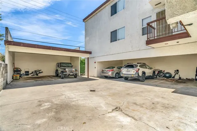 a view of front of house with a yard