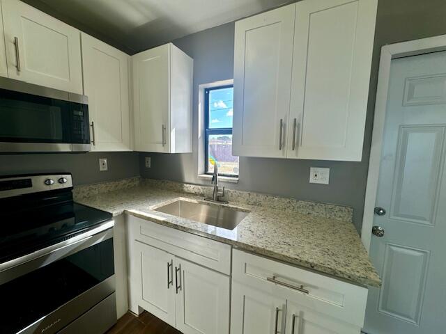 1071 West 27th Street Riviera Beach, FL 33404 - Photo 9 of 33 Kitchen